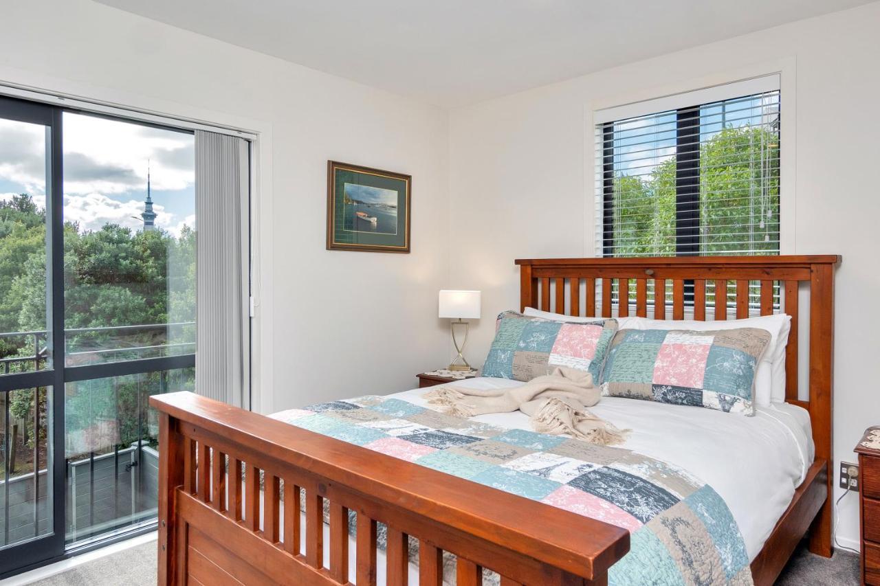 Greenwich Townhouse With Parking And Air-Con Auckland Eksteriør bilde