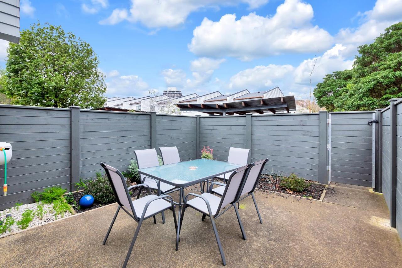 Greenwich Townhouse With Parking And Air-Con Auckland Eksteriør bilde