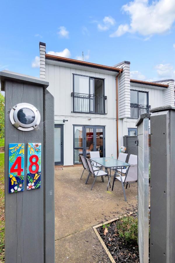 Greenwich Townhouse With Parking And Air-Con Auckland Eksteriør bilde